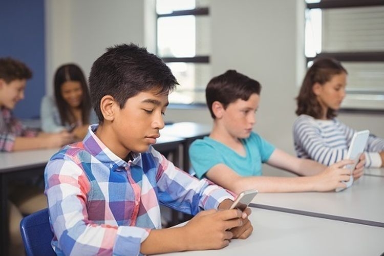 Menguak Fakta: Gadget Merusak Proses Belajar Mengajar di Sekolah